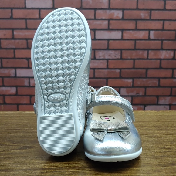Dogi® Girls Platinum Flats wih Strap and Bow - Picture 6 of 6